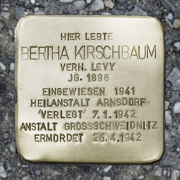 Stolperstein mit der Inschrift "HIER LEBTE
BERTHA
KIRSCHBAUM
VERH. LEVY
JG. 1896
EINGEWIESEN 1941
HEILANSTALT ARNSDORF
"VERLEGT" 7.1.1942
ANSTALT GROSSSCHWEIDNITZ
ERMORDET 26.4.1942"
