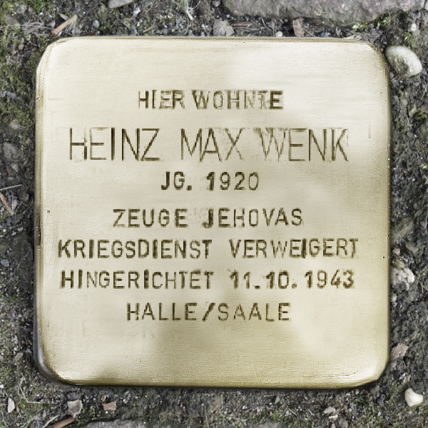 Stolperstein mit der Inschrift "HIER WOHNTE
HEINZ MAX WENK
JG. 1920
ZEUGE JEHOVAS
KRIEGSDIENST VERWEIGERT
HINGERICHTET 11.10.1943
HALLE/SAALE"